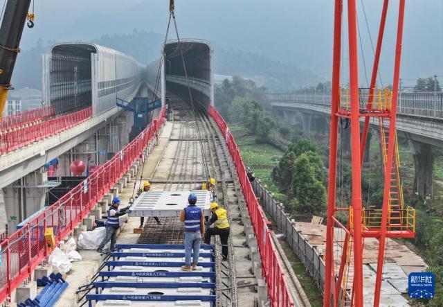 重庆27号线进入铺轨阶段 快线建设提速