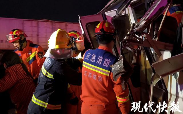 客车追尾半挂车18人被困 消防救援 紧急破拆救人