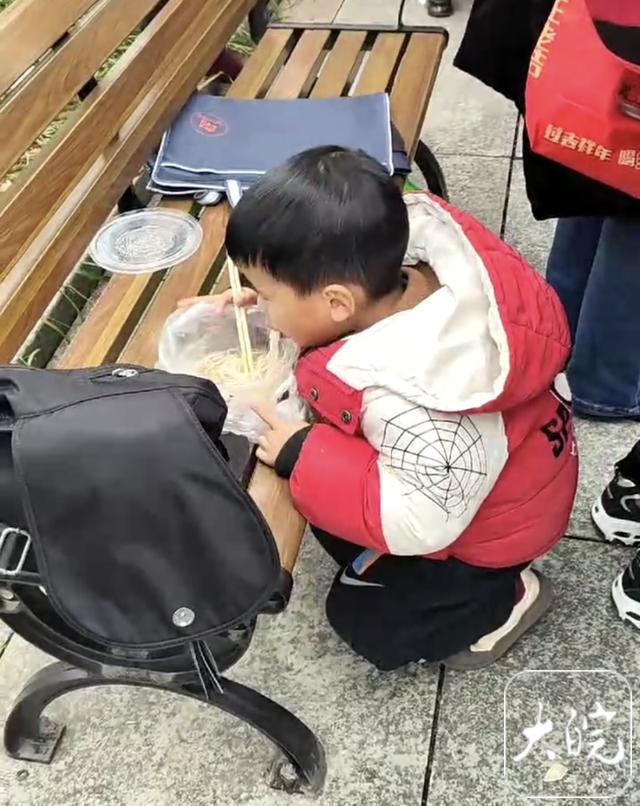 余华英案二审法院外的寻亲东说念主