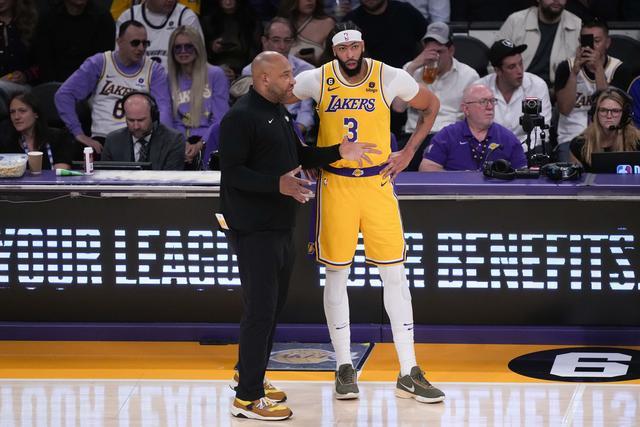 NBA戏精大赏 哈姆对湖东谈主愤愤不服又铭心镂骨？雄鹿帮他话中带刺？ 哈姆的“名梗主角”体质再现