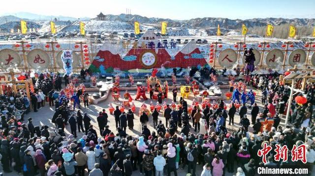 冬至节气上万人一起吃“牛娃子饭” 祈福风调雨顺