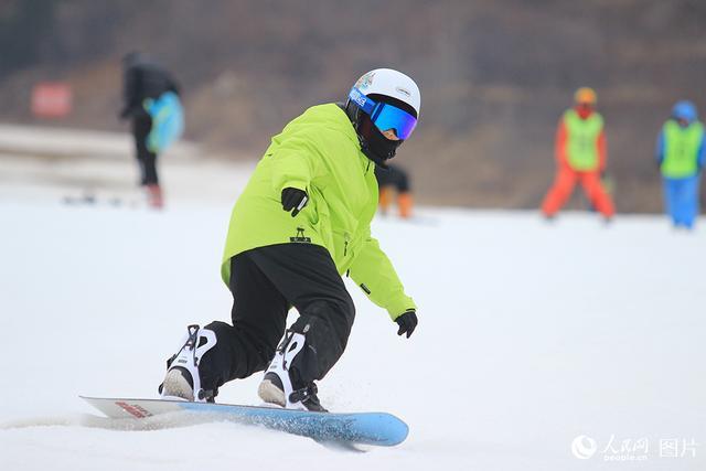 “冷资源”里的“热经济” 冰雪运动点燃冬季热情