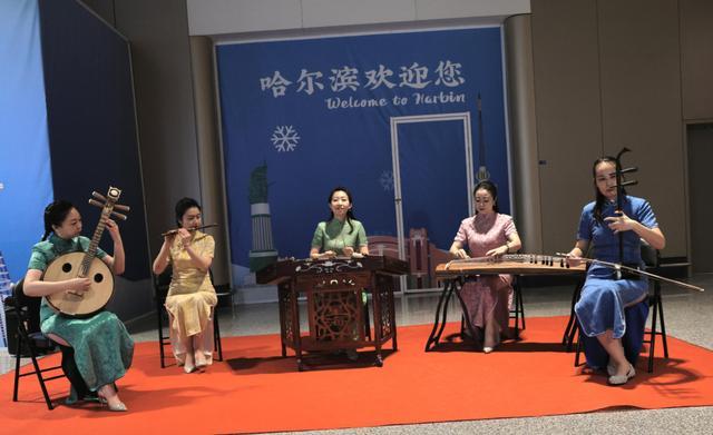 首架东南亚冰雪旅游包机落地哈尔滨 开启冬季旅游新篇章