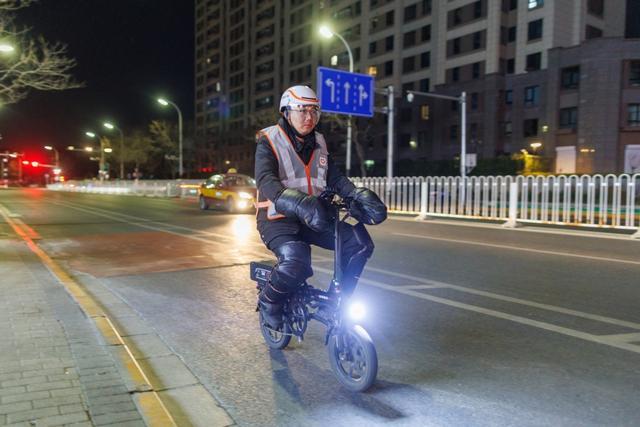 伴夜食堂请代驾司机吃夜宵 温暖寒冬夜晚