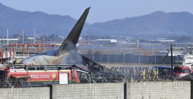 韩客机爆炸事故已致120人死亡 偏离跑道撞墙起火