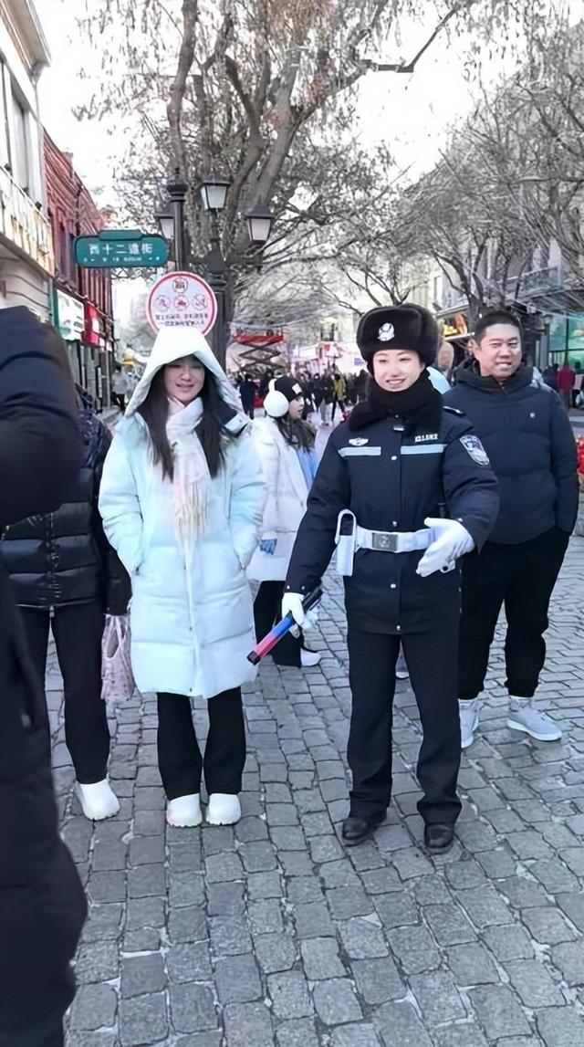 哈尔滨警花执勤被游客合影走红 景甜分甜温暖冰城