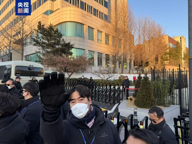 韩警驱离遏抑逮捕尹锡悦的聚积东谈主员 强制步履张开