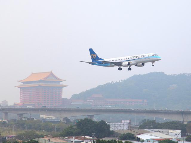 华信航空班机延误原因曝光