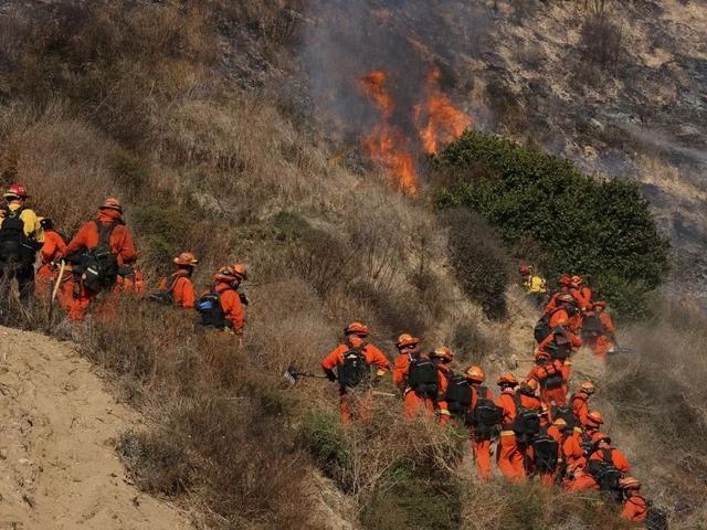 美国加州部分区域因山火进入紧急状态 数万人逃离家园