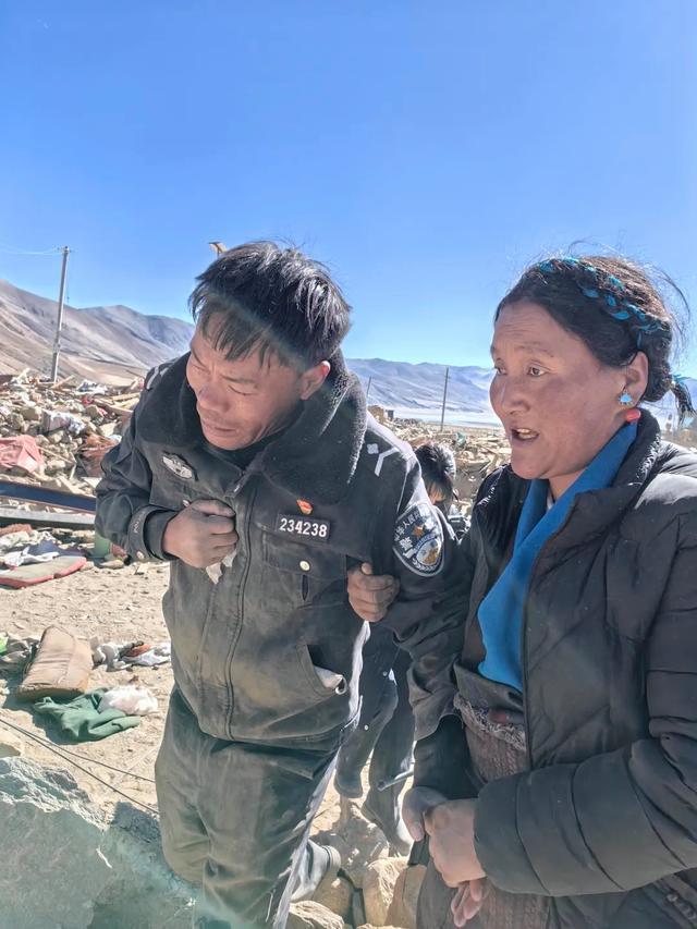 地震救援 辅警挖出自己孩子的衣物失声痛哭 痛失儿女仍坚守岗位