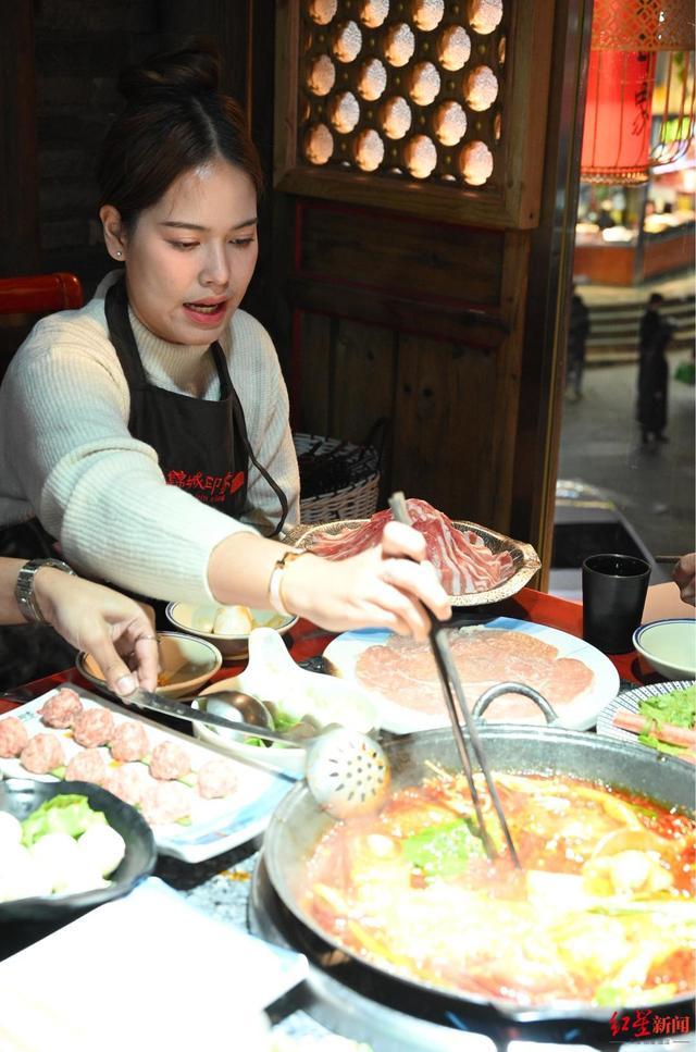 泰國商人組團來成都賣年貨 體驗麻辣與巴適生活