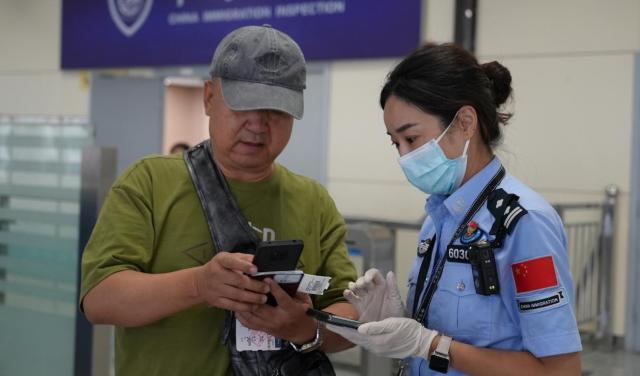 余鑫：用青春守護絲路空港 國門線上的堅定身影