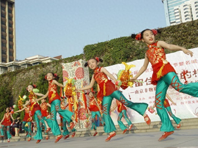 “中華戰(zhàn)舞”甲子英歌出巡燃爆街頭