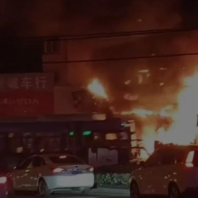 青島一電動車店突發(fā)火情 深夜爆燃損失慘重