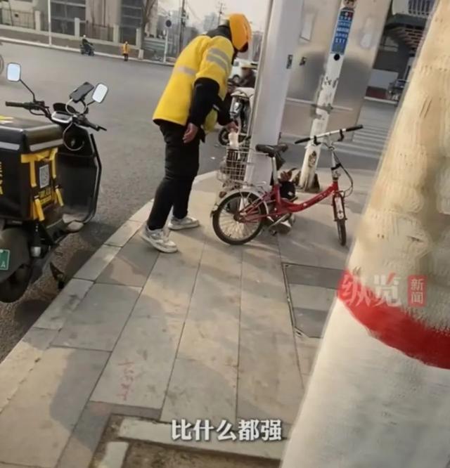 男子醉倒路邊 外賣員確認(rèn)沒(méi)事后大哭 救人時(shí)想起已故父親