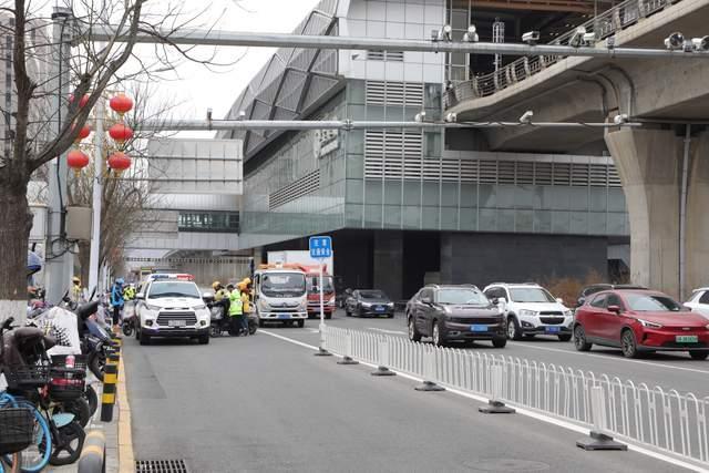 交警路口執(zhí)法抓車(chē) 外賣(mài)小哥丟車(chē)送餐