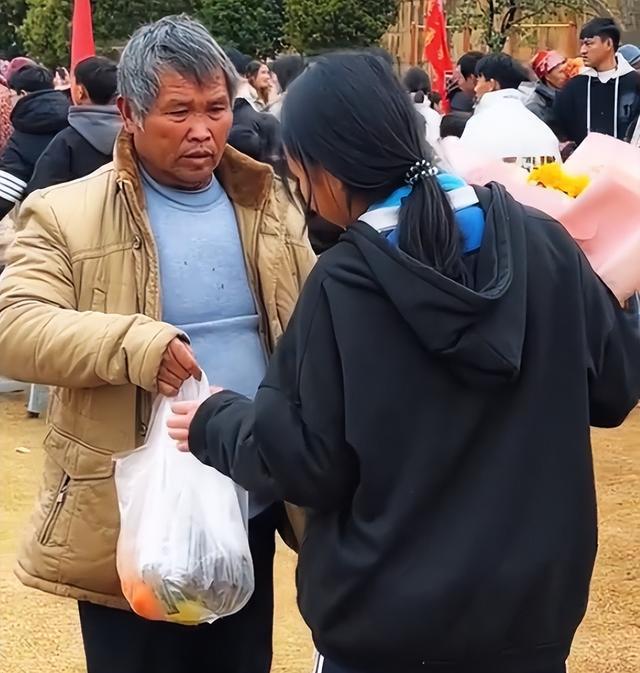 父親手捧鮮花雨中尋找孩子 感動無數(shù)網(wǎng)友