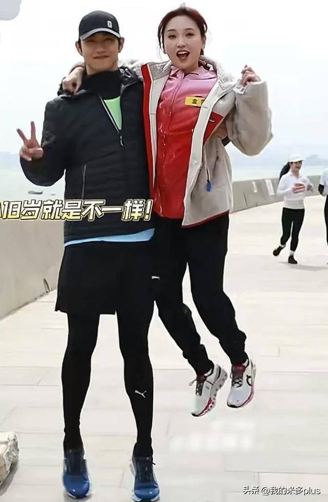 金莎孙丞潇牵手跑 甘好意思互动引心情