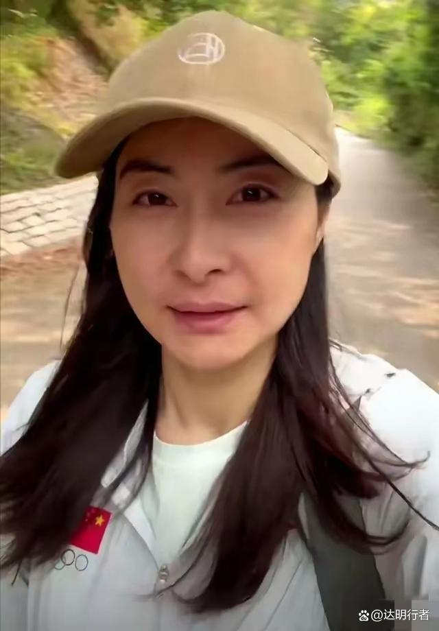 霍家广东扫墓曝光！郭晶晶低调站C位，霍震霆精神抖擞疼孙子！豪门传承引热议