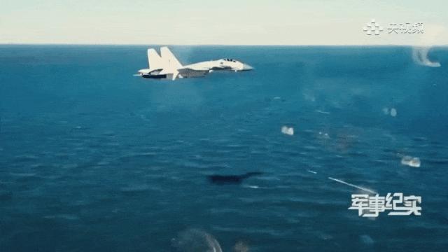 歼15超低空掠海突袭 展现强大突防能力