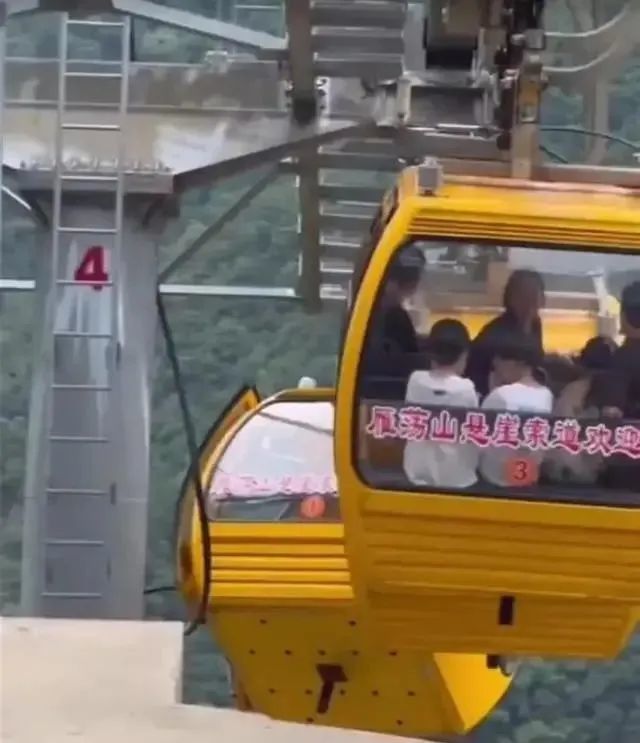 游客高空倒掛1分鐘,！最擔心的事還是發(fā)生了