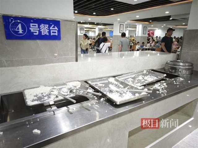 游客擠癱政府食堂：飯碗都不夠用 超3000人就餐