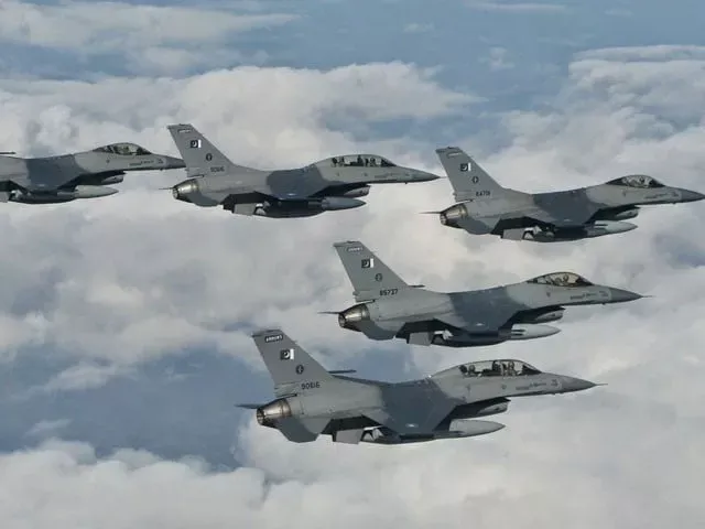 巴基斯坦空軍發(fā)布視頻誓言保衛(wèi)領(lǐng)空 展示先進(jìn)作戰(zhàn)能力