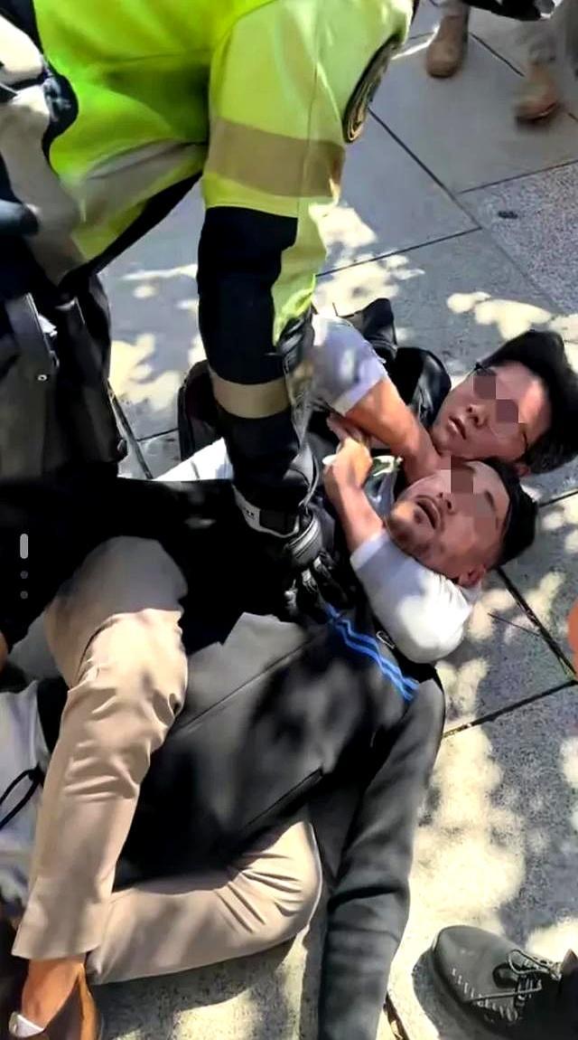 巴塞羅那街頭抓賊的山東小伙火了 裸絞小偷成英雄