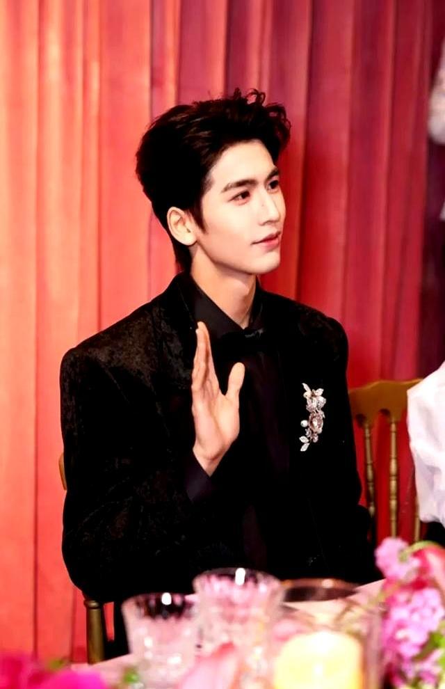 张凌赫与家人聚餐 纯黑造型帅气难挡 明星形象引热议