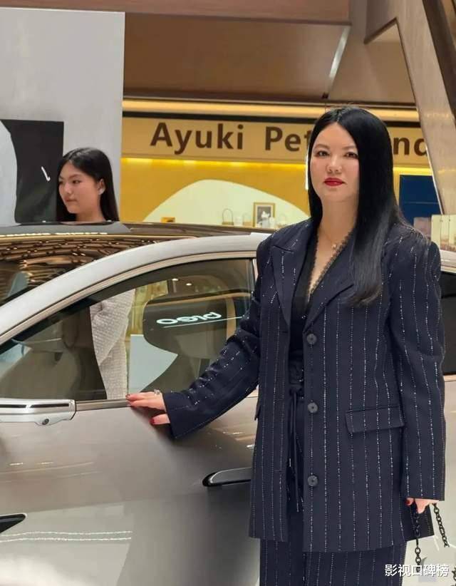 李湘現(xiàn)身長沙為女兒提新車 母女同框引熱議