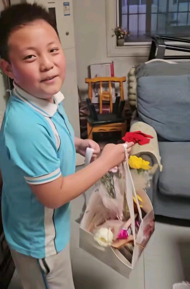 男孩給媽媽買了一大兜母親節(jié)禮物 孝心滿滿感動(dòng)全網(wǎng)