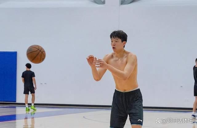青岛男篮更新杨瀚森在美训练日常 身材显著变化