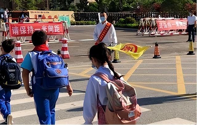 教育局回應(yīng)學(xué)校要求家長(zhǎng)參與護(hù)學(xué)崗 家長(zhǎng)不滿情緒高漲