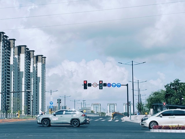 汽車與摩托車相撞 2人被撞飛：安全意識的重要性
