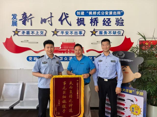 小偷剛偷的名酒又被偷雙雙被民警拿下