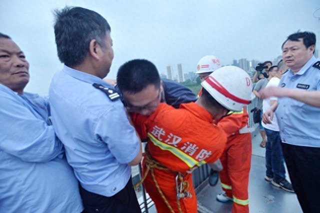 男子被父母責(zé)罵后投河輕生 民警縱身一躍生死救援