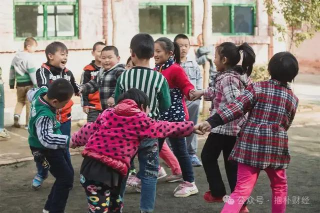 博主建議取消校服：不穿校服上學(xué)，天塌不下來