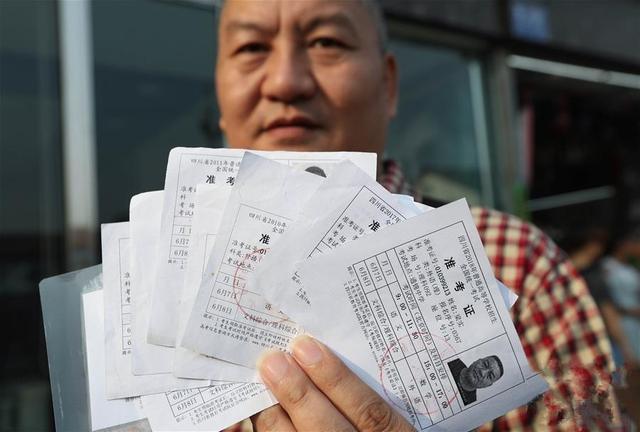 58歲的“高考釘子戶”梁實將參加第29次高考 追夢路上不言棄
