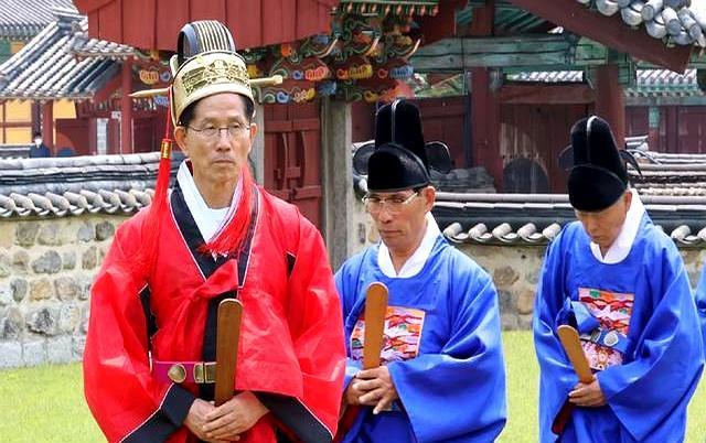 金文洙參拜麥克阿瑟銅像 紅袍祭祖引熱議