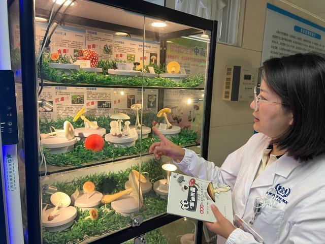 今年第一批吃菌子中毒的人出現(xiàn)了,！小伙吃野生菌后竟開始隔空抓鳳凰