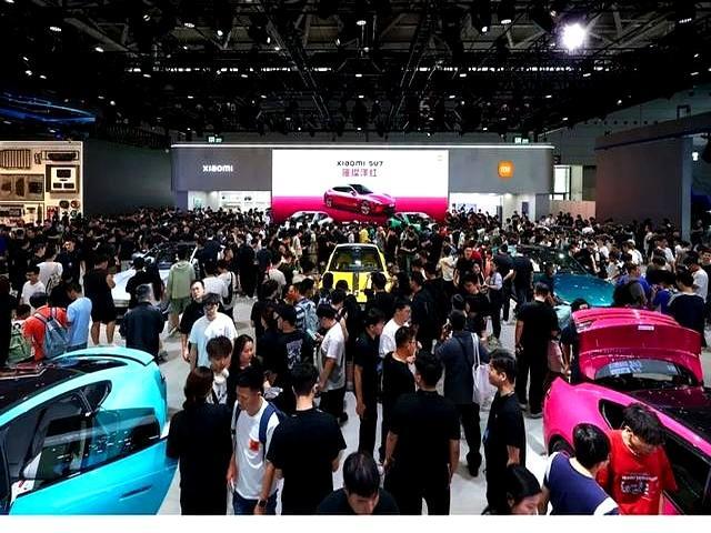 小米YU7不開門亮相車展 觀眾排長龍 現(xiàn)象級熱度引發(fā)關(guān)注