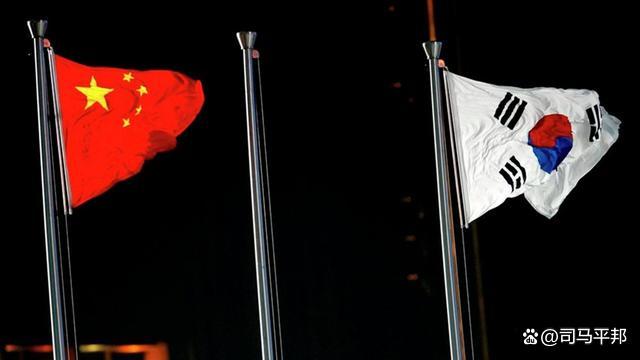 李在明夫妇向民众比心 强调对华友好关系