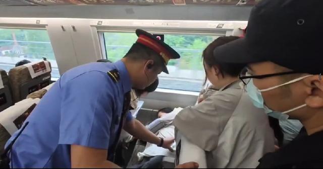 列車上女孩暈厥眾人聯(lián)手救助 緊急醫(yī)療預(yù)案啟動(dòng)