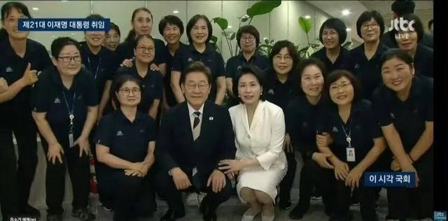 韓總統(tǒng)李在明攜夫人出席一紀念儀式 樸素典禮溫情互動