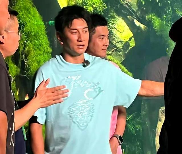网友在上海安福路偶遇吴奇隆 54岁依旧青春焕发