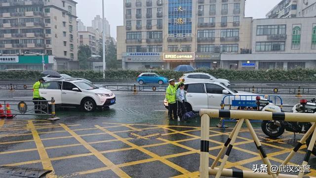 交警在大雨中为高考生撑伞 风雨无阻护考路