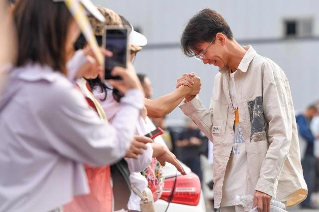 男生考完数学发言：题目比较简单 自信引发热议