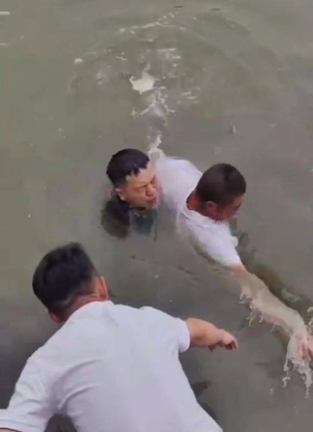 勇救5人的軍人榮歸故里 英雄凱旋受贊譽(yù)