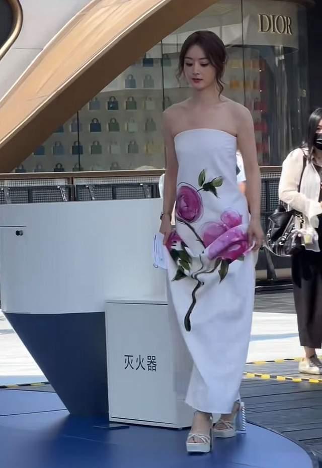 赵丽颖新造型被吐槽“裹床单” 粉丝声讨造型师