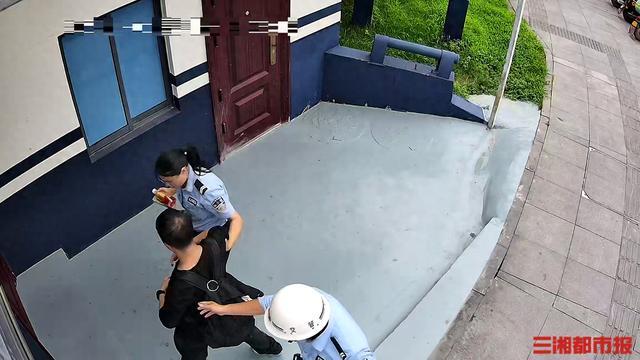 学生街头瘫倒交警发现并照顾 民辅警及时救助